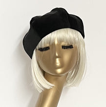 Load image into Gallery viewer, Black Velveteen Beret