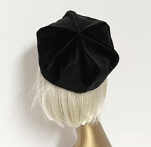 Load image into Gallery viewer, Black Velveteen Beret
