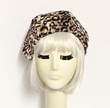 Load image into Gallery viewer, Leopard Velvet Beret Hat