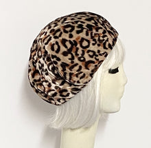 Load image into Gallery viewer, Leopard Velvet Beret Hat