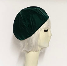 Load image into Gallery viewer, Emerald Velvet Beret